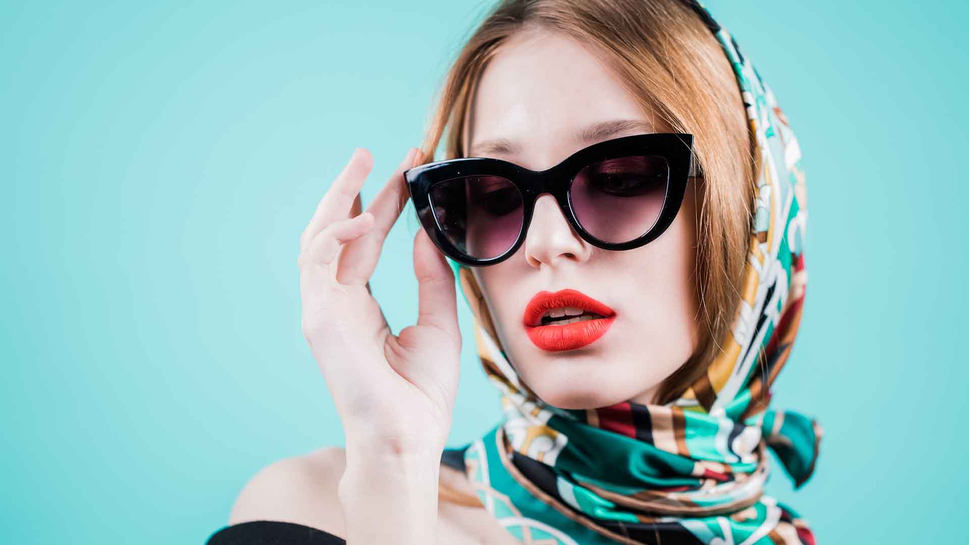 occhiali con montatura cat eye